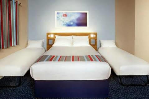 Travelodge Cheltenham Exterior photo